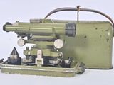 une petite machine verte équipée d'un boîtier métallique