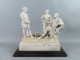 statue représentant un groupe de personnes assises sur un socle en pierre