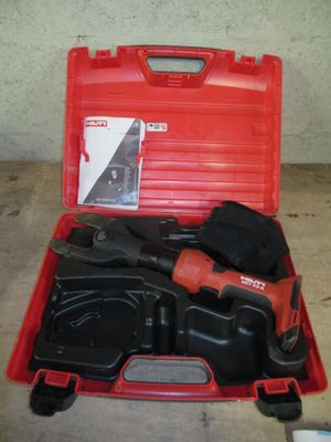 une image représentant une boîte à outils rouge contenant des outils