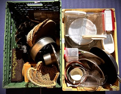 une boîte verte remplie de divers ustensiles de cuisine