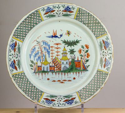 ROUEN. Assiette en faïence à décor polychrome à la pagode.