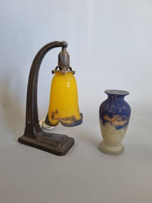 deux vases posés l'un à côté de l'autre sur une table