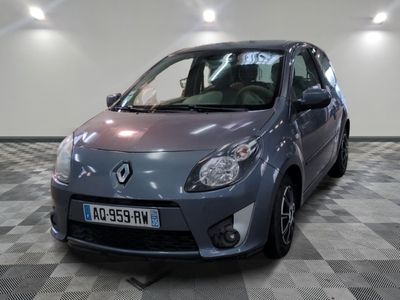 la photo d'une voiture grise garée dans un garage