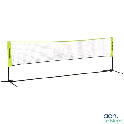 un gros plan d'un filet de tennis sur fond blanc