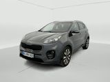 une voiture grise garée dans une pièce blanche au sol blanc