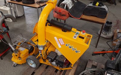 une machine jaune posée sur une palette