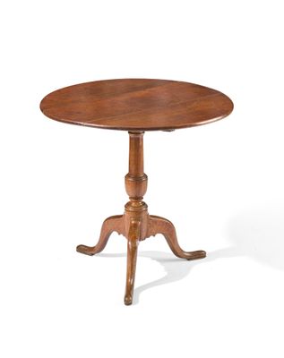 une petite table avec un plateau et un piètement en bois