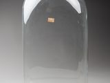 une image représentant une cloche en verre transparent posée sur un socle en bois