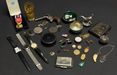 un grand nombre d'objets posés sur une table