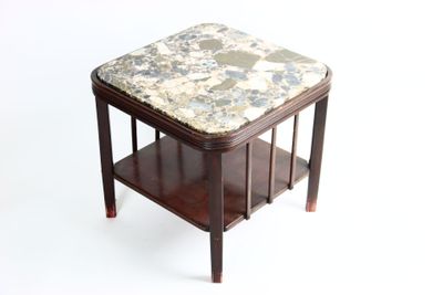 une petite table carrée avec un plateau en marbre sur fond blanc