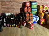 de nombreuses bouteilles de bière par terre, près d'un mur de briques