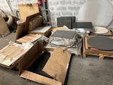 plein de cartons qui traînent par terre