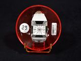 une montre posée sur un objet rouge