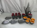 beaucoup de tasses et une théière sur la table