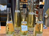 plusieurs bouteilles de vin sont alignées sur un comptoir