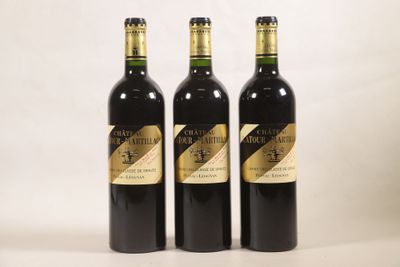 trois bouteilles de vin posées l'une à côté de l'autre sur une table