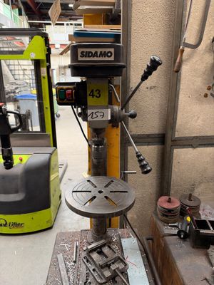 une machine posée sur une table dans un garage