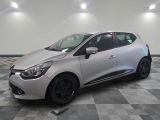 la voiture argentée est garée sur un sol en damier dans le garage