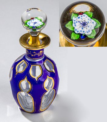 deux photos différentes d'un vase bleu orné d'une fleur