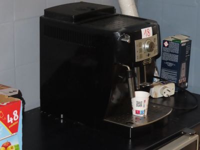 une photo d'une machine à café posée sur un plan de travail de cuisine