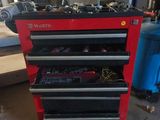 une image d'une armoire à outils dans un garage