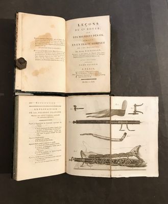 un livre ouvert sur lequel est dessiné un avion, avec un autre avion posé dessus