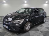 la voiture noire est garée sur un sol en damier dans le garage