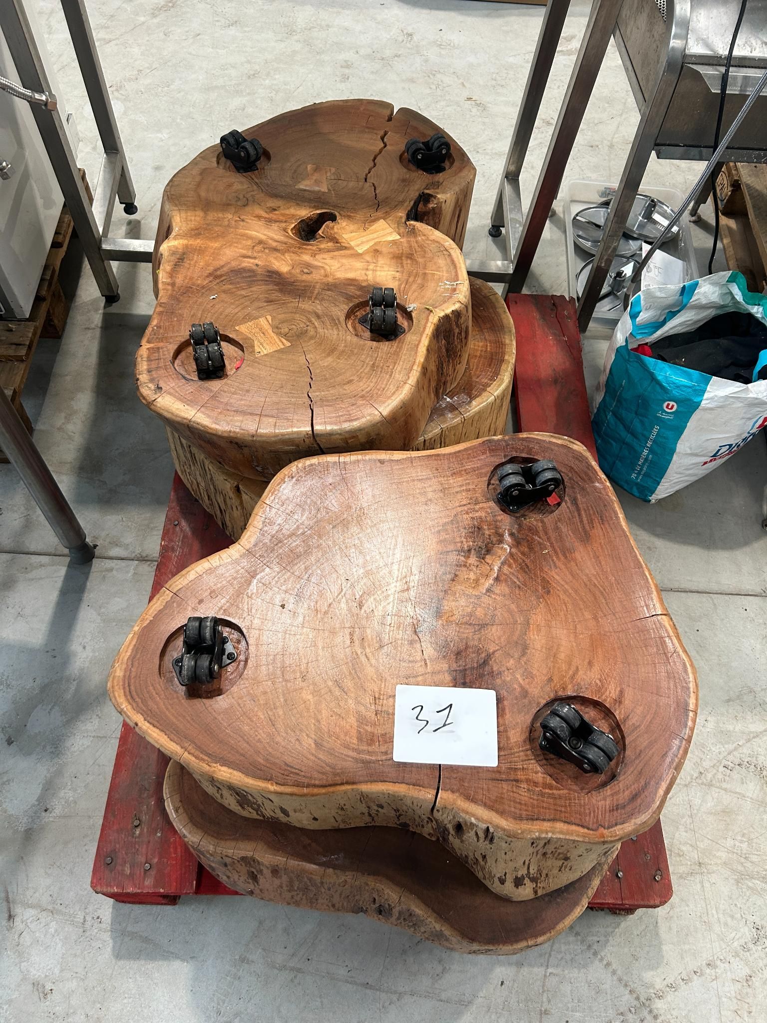 Lot de 4 supports en bois sur roulettes, en l'état