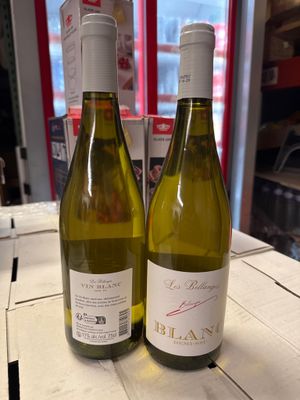 deux bouteilles de vin blanc posées sur une table