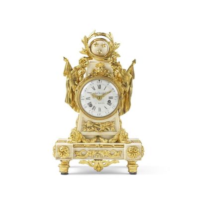 une horloge en or posée sur un socle