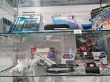 une vitrine en verre remplie de jeux vidéo et d'autres objets