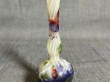 un vase en verre posé sur une table