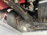 un gros plan sur le pot d'échappement d'une voiture et le pot d'échappement