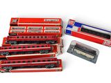 un grand nombre de trains miniatures posés sur une table