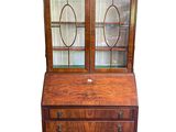 une vieille commode en bois avec des portes vitrées et des tiroirs