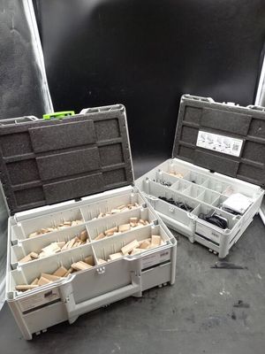 deux boîtes en plastique contenant différents types d'outils