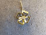 pendentif en forme de fleur plaqué or jaune, orné d'un diamant au centre