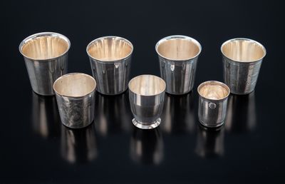 6 timbales diverses en métal argenté, dont 1 RAVINET DENFER.