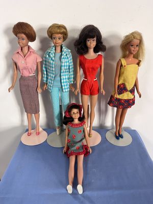 MATTEL – Lot de 5 poupées dont 3 x Midge (dont 1 aux jambes pliantes), - Photo 1