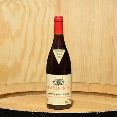 une bouteille de vin posée sur un tonneau