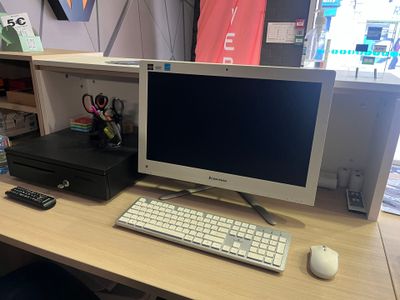 un ordinateur de bureau posé sur une table avec un clavier et une souris