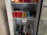 un réfrigérateur qui contient beaucoup de boissons et de sodas