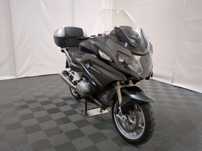 une moto qui est garée dans une pièce dont le sol est en damier
