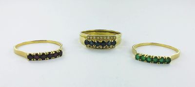trois bagues en or ornées d'émeraudes et de diamants