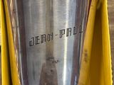 une boîte jaune avec une coupe en argent à l'intérieur