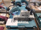 une machine posée sur une table