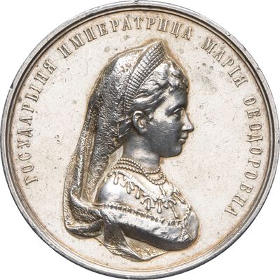 gros plan d'une pièce de monnaie sur laquelle figure une tête de femme
