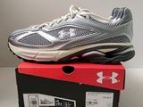Les chaussures Under Armour se trouvent dans une boîte posée sur une table.