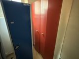 deux cabines bleues et rouges situées l'une à côté de l'autre dans une pièce