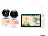deux babyphones et un téléphone portable posés les uns à côté des autres